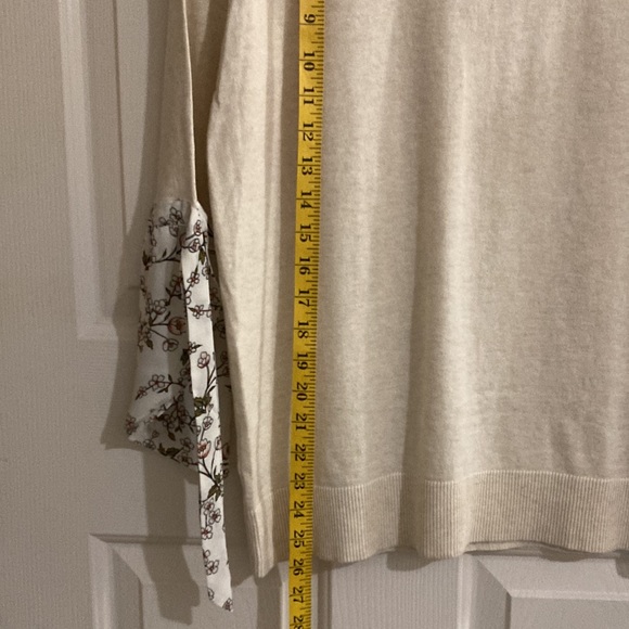 Loft blouse Size LP cream color with flared floral cuff sleeves 100% cotton - Picture 4 of 12